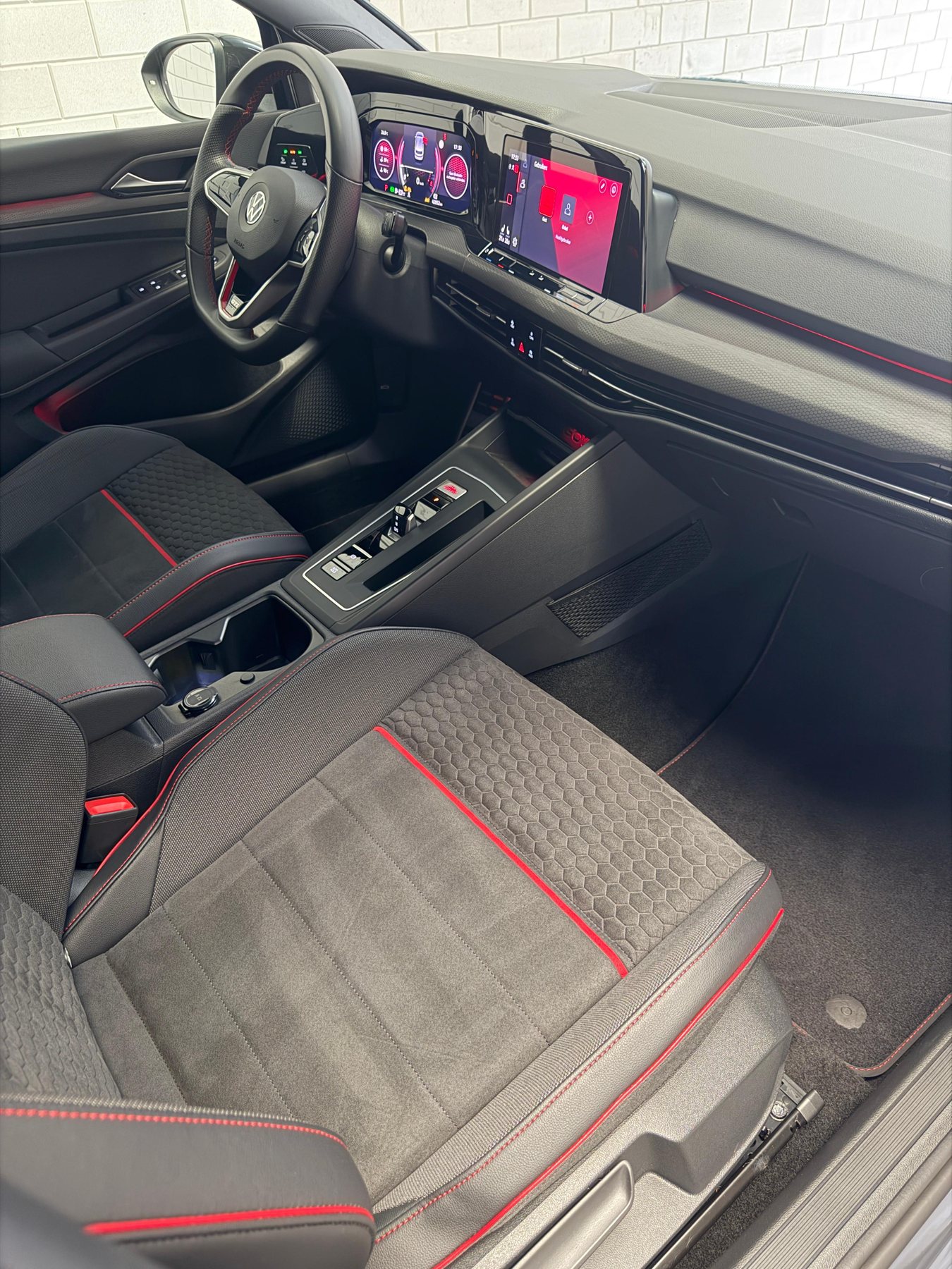 Verzorgd GTI-interieur na behandeling door Autopoets Twente