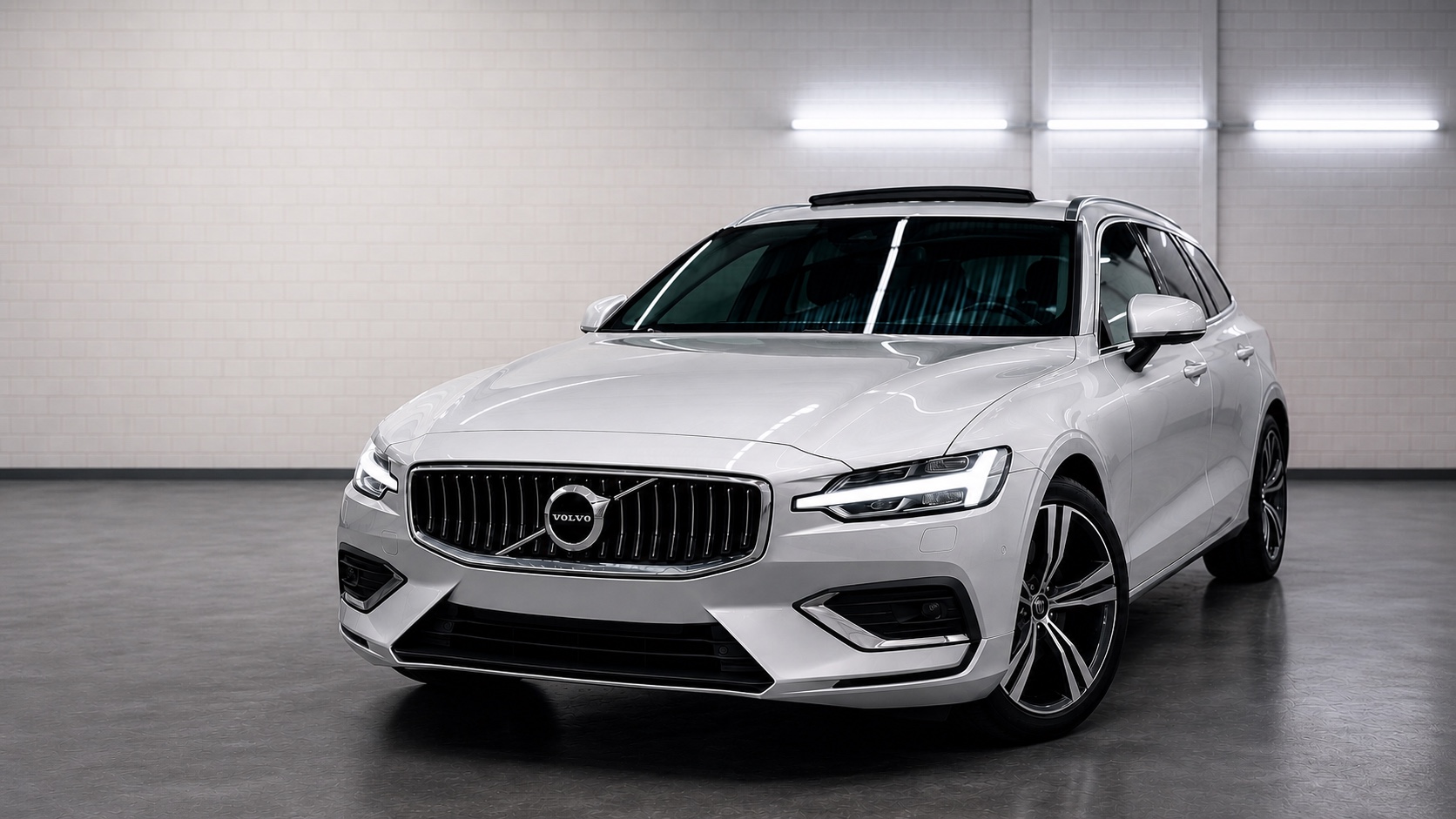 Verzorgde witte Volvo in de werkplaats van Autopoets Twente zonder zichtbaar kenteken